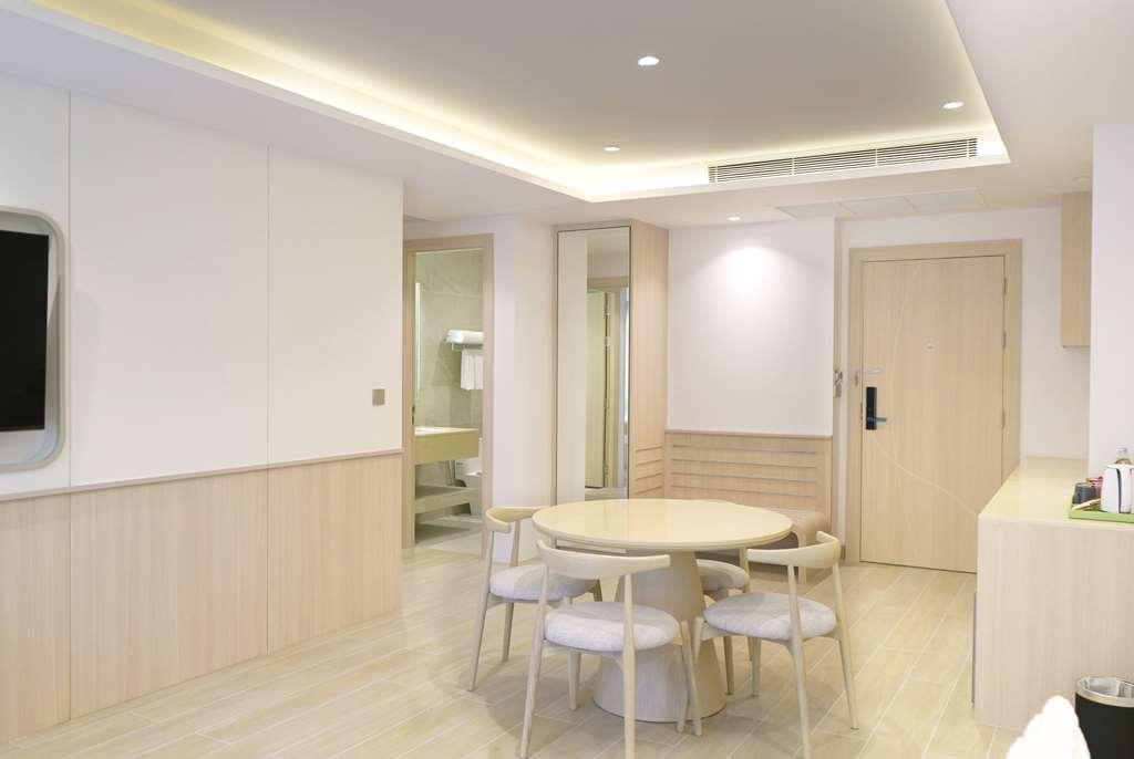 Wyndham Garden Naithon Phuket Hotel Стая снимка
